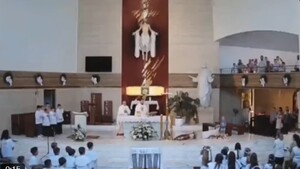 Dziecko zwaliło wielką figurę Chrystusa w czasie mszy! Nagranie obiegło sieć (WIDEO)