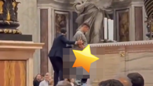 Skandal w Watykanie! Mężczyzna nasikał na ołtarz! [VIDEO]