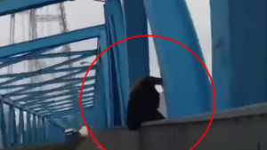 Samobójczyni na moście! Dramatyczne nagranie ze Szczecina! [VIDEO]