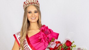 Piękna Królowa Parady Konstytucji 3 Maja w Chicago. Kocha tańczyć i chce pracować w dyplomacji