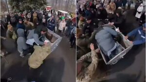 Wściekły tłum wyszedł na ulicę! Dyrektor szpitala wrzucony do śmietnika (WIDEO)