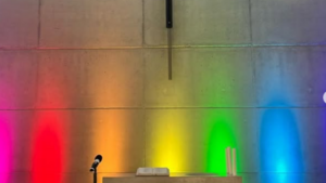 Oburzająca ceremonia! "Pastorka" udzieliła ślubu czterem mężczyznom!