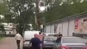 Strzelnianina pod Biedronką. Policjant ranny w nogę! [VIDEO]