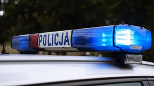Snop światła i sylwetka w korytarzu. Mężczyzna złapał włamywacza na gorącym uczynku!