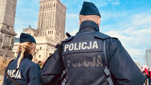 Dachował w centrum Warszawy. Policjant za kierownicą!
