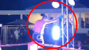 Przerażające sceny podczas walk MMA. Zawodnik porażony prądem! [VIDEO]