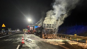 Potężny pożar na autostradzie A2! Autokar doszczętnie spłonął! [FOTO]