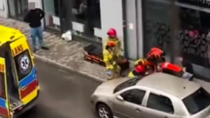 Dramat w Poznaniu! Wypadł z okna na samochód! [VIDEO]