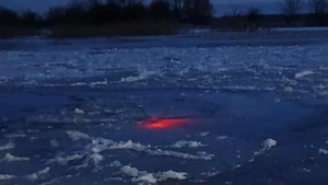 Czerwone światło przebijało spod tafli lodu! Nocna akcja służb w Santoku!