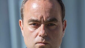Paraliż polityczny we Francji. Premier poddał się do dymisji