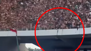 Tragedia podczas meczu. Trybuna spadła na kibiców!
