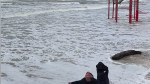 "Morze zagarnęło całą plażę" Przerażające nagranie ze Stegny!