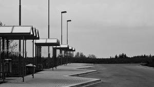 Myśleli, że śpi. Przerażające odkrycie na warszawskim przystanku!