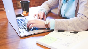 Uważaj na odpowiedzi chatbotów! Bardzo duży odsetek błędnych odpowiedzi