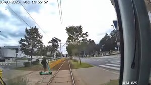 Nastolatek wjechał pod tramwaj hulajnogą elektryczną! (WIDEO)