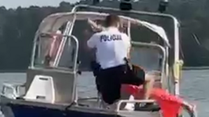 Uratowali tonącą kobietę. Potem wlepili jej mandat!