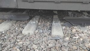 A jednak! „Eksplozja ładunku wybuchowego zniszczyła tor kolejowy”. W sumie dwa ubytki. Zerwana trakcja elektryczna na tej samej trasie kolejowej