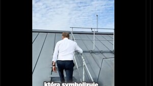 Tusk wszedł na dach KPRM. W sieci zawrzało! (WIDEO)