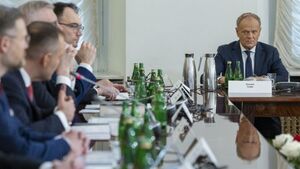 Tajne rozmowy z USA o obaleniu Tuska? "Spotykają się i knują"