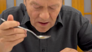 Tusk drwi z Karola Nawrockiego! "Niezły ten żurek"! [VIDEO]