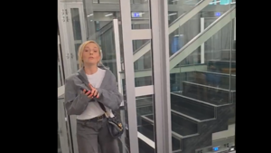 Szok w Sejmie! Dziennikarka TVN chciała wejść za posłem PiS do męskiej toalety? (WIDEO)