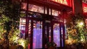 Grupa wierzących modliła się przed restauracją "Madonna Warszawa"