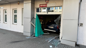 Śpieszył się na policję? Autem wjechał do budynku komisariatu!