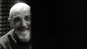 Znany piosenkarz nie żyje! "Coraz nas mniej…"