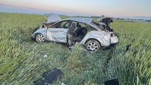 Rozbite auto stało w polu. Policjanci byli w szoku, gdy znaleźli kierowcę!