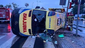 Jechali z pacjentką na sygnale. Wypadek karetki w Legnicy!