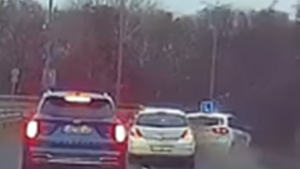 Szokujący wypadek w Poznaniu. Kobieta staranowała naukę jazdy! [VIDEO]