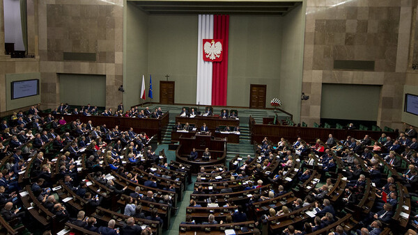 Najnowszy sondaż parlamentarny! Potężny spadek dla tej partii