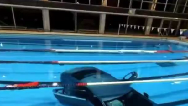 Kobieta wjechała autem do basenu! W środku 5-latka przypięta do fotelika! [VIDEO]
