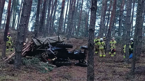 Wypadek w lesie! Pod maszyną znaleziono ciało!