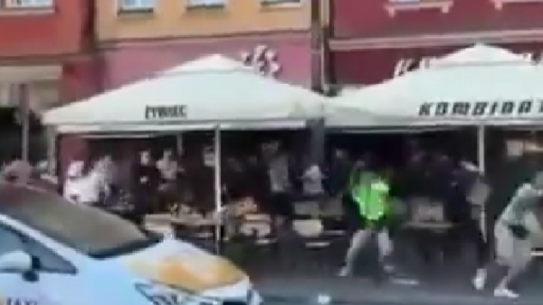 Wielka bijatyka kibiców we Wrocławiu. Rzucali krzesłami i butelkami! [VIDEO]