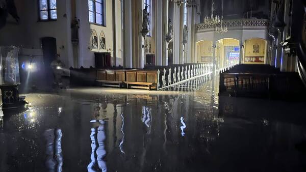 Nawet 10 cm wody! Kościół w Mysłowicach zalany! [FOTO]