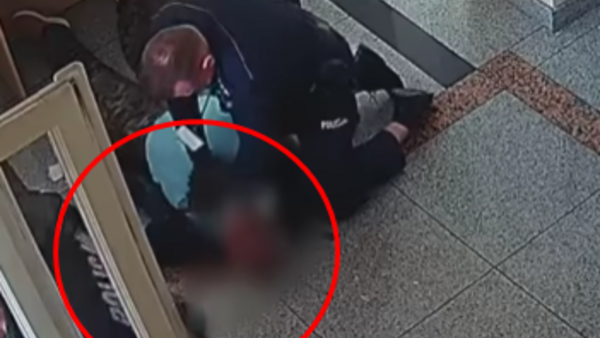 Dramat w legnickim sądzie! Nagle zrobił się siny! [VIDEO]