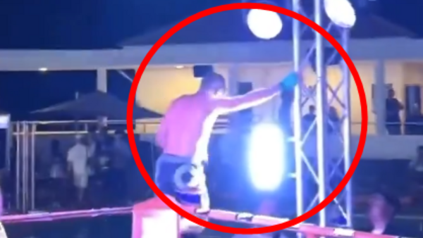 Przerażające sceny podczas walk MMA. Zawodnik porażony prądem! [VIDEO]