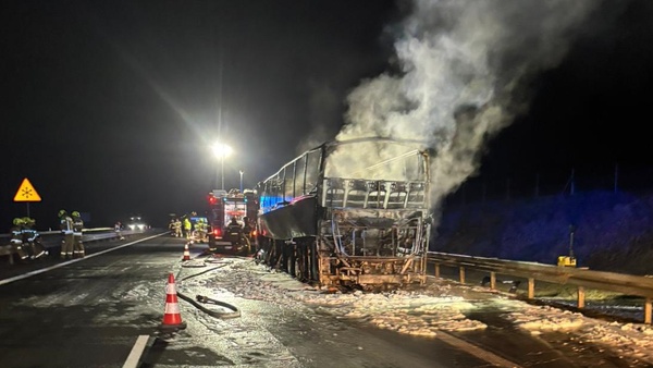 Potężny pożar na autostradzie A2! Autokar doszczętnie spłonął! [FOTO]