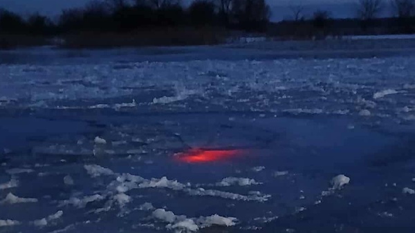 Czerwone światło przebijało spod tafli lodu! Nocna akcja służb w Santoku!