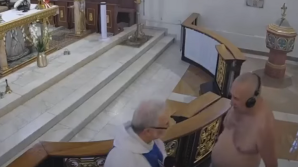 Szokujący incydent w kościele! "Wypie*dalaj"! [VIDEO]